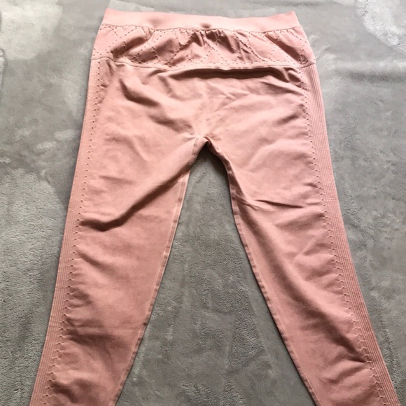 Fabletics Dusty Rose Pink Yogi Capris NWOT - Picture 4 of 4